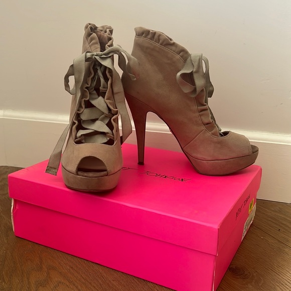 Betsey Johnson Taupe Luvey272 8.5 - Picture 2 of 10